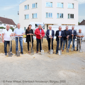 Dieses Foto zeigt den Spatenstich für die Neugestaltung des Umfeldes des Rathauses in Jettingen.